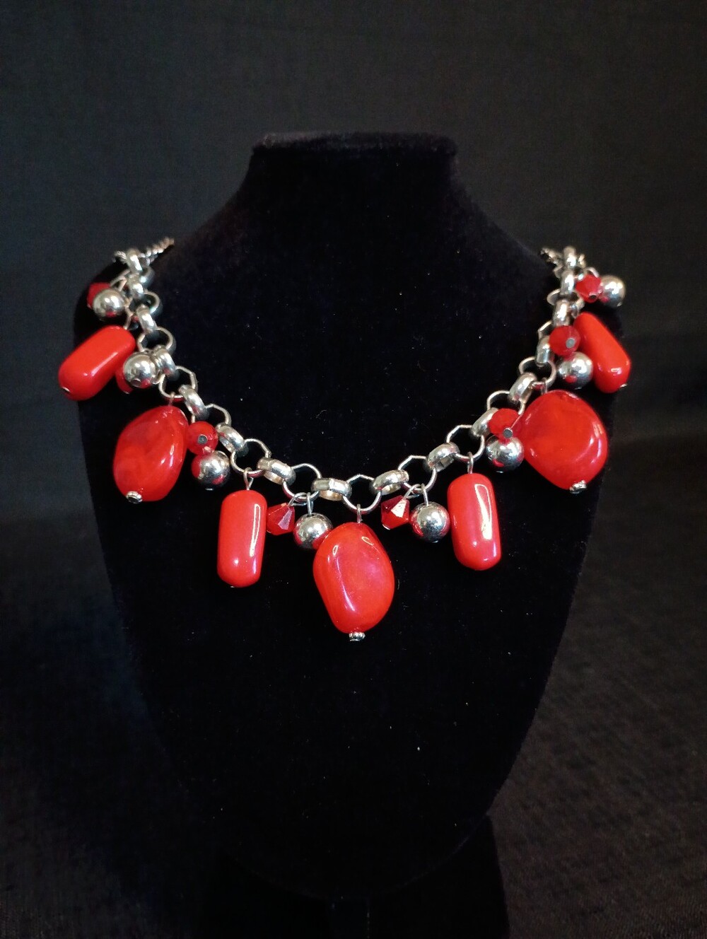 Stunning Gold Tone Necklace with Large and Small Red Bead Accents